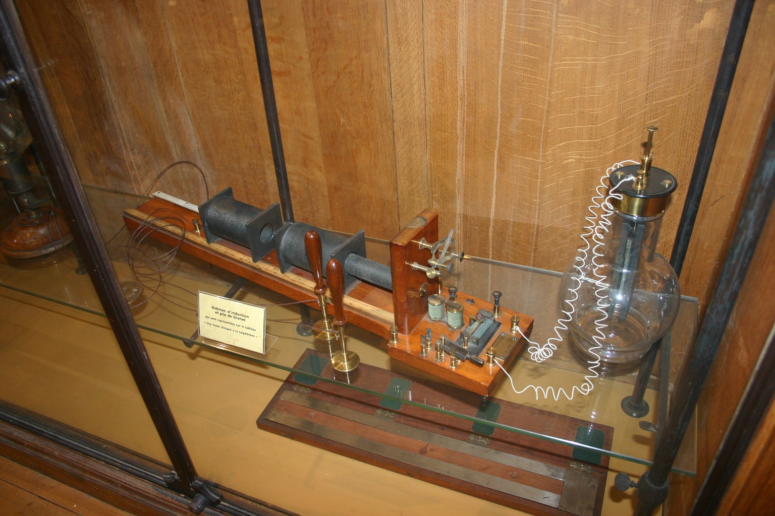 Inductors with Grenet battery, Musée d'Histoire de la Médecine, Paris (2).JPG